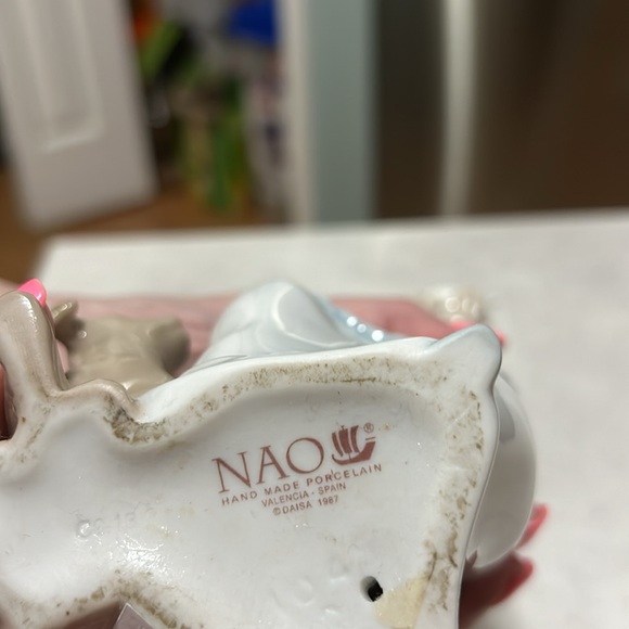 NAO LLADRO VALENCIA GIRL HOLDING CAKE WITH DOG 1987 SPAIN - Picture 3 of 3